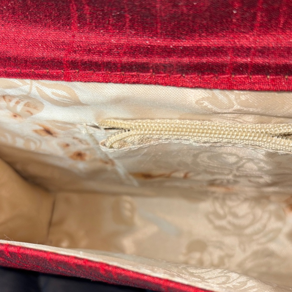 🛑SOLD🛑 Red Floral Embroidered Clutch with Chain Strap - Picture 11 of 11
